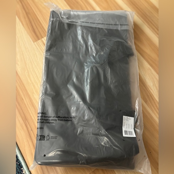 Rains Trail Waterproof Gym Bag in Black NWT - Picture 13 of 13